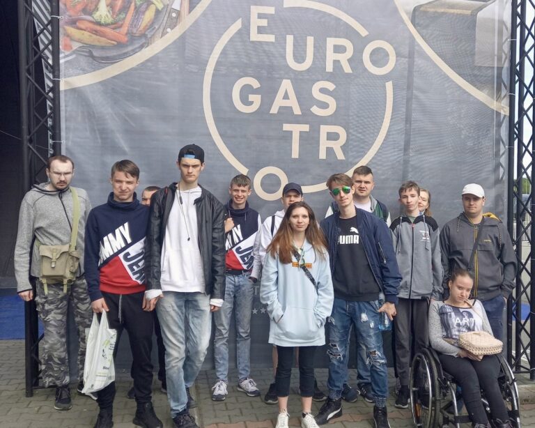 na zdjęciu uczniowie ze szkoły branżowej na targach EuroGastro